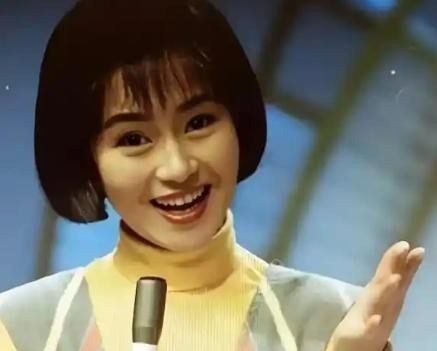 鞠萍离婚那年，媒体只确认了一件事：她没离开荧屏，儿子由她带大。后来孩子考上对外经贸，又去英国读金融硕士，回国做了金融。这些是白纸黑字能查到的。至于“二选一”“净身出户”这些传得沸沸扬扬的桥段，权威信源从未逐条核实，前夫那边更是全程沉默。把传闻当爽文讲，是对当事人最大的不尊重。褪去滤镜，她真正立住的，