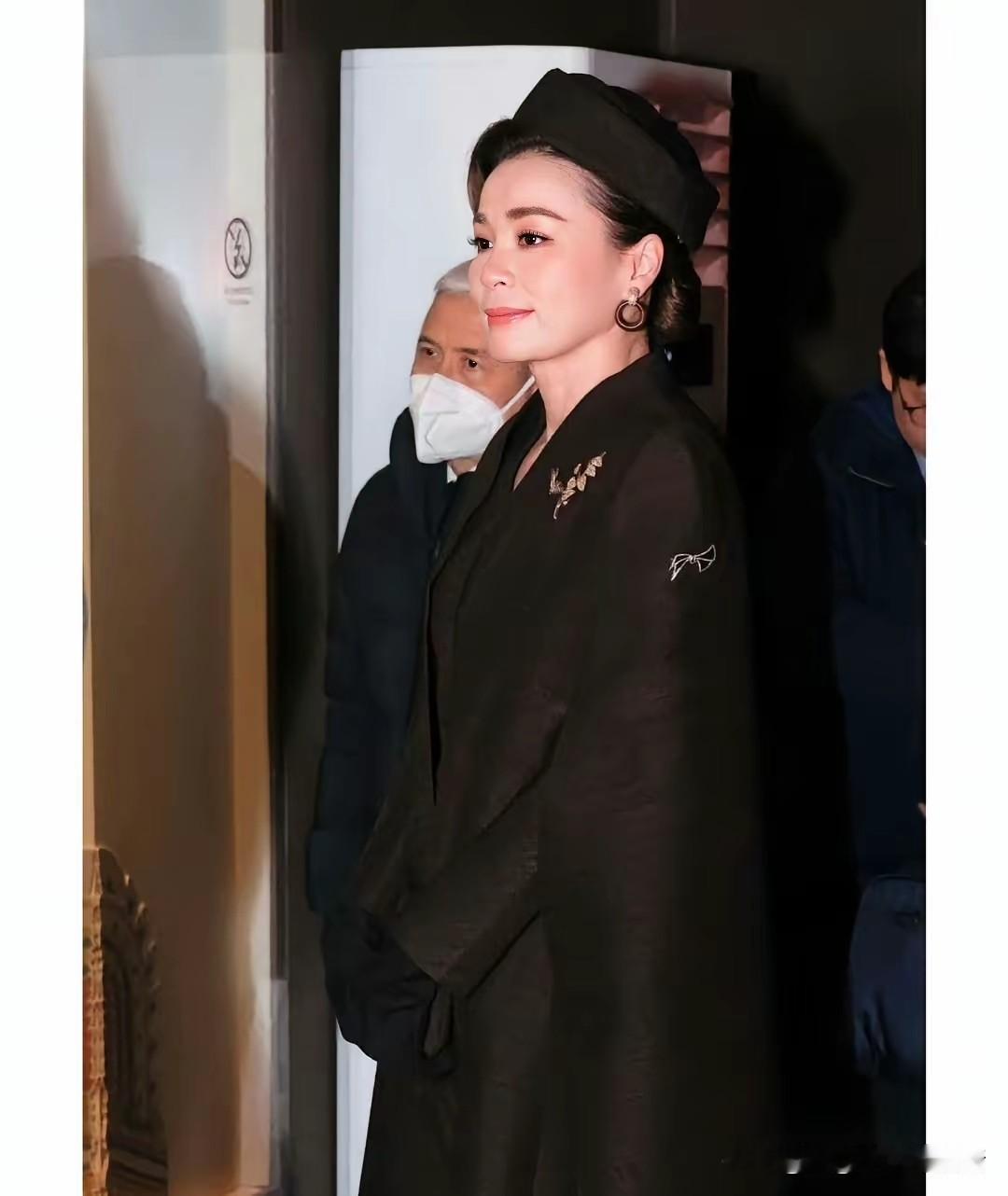 最近访华的泰国苏提达王后，在访华日程中仪态万方，光彩照人，着实为泰国国...