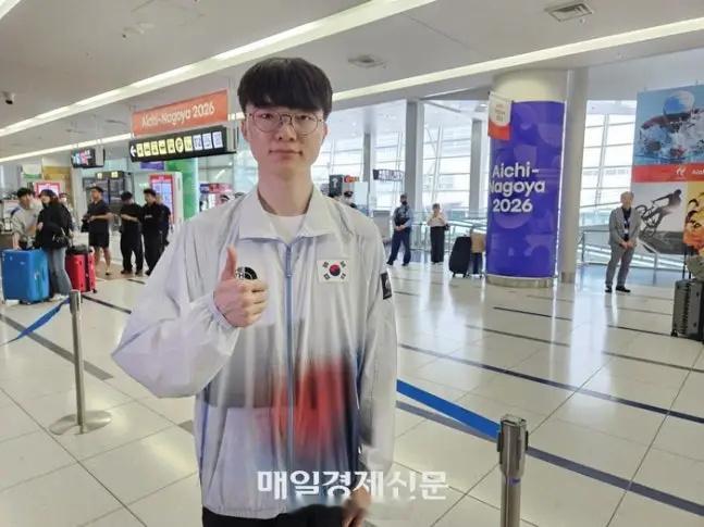 #Faker说亚运会不会轻敌#
Faker在面对中国队缺席带来的实力优势时，明确表示不会轻敌，反而将“轻敌”视为最需要警惕的风险。他承诺会认真准备、严防意外，全力冲击亚运会两连冠。在备战中，他更关注能否完整展现出韩国队准备好的竞技水平，身体状态非常好，正努力适应上午开赛的作息调整。他认为中国 ​