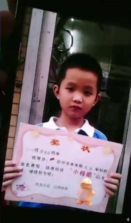花缘完全等比例张大！
#夏季赛季后赛第八天##季后赛败者组第三轮收官##名古屋亚运会电竞选手公式照闹乌龙# ​