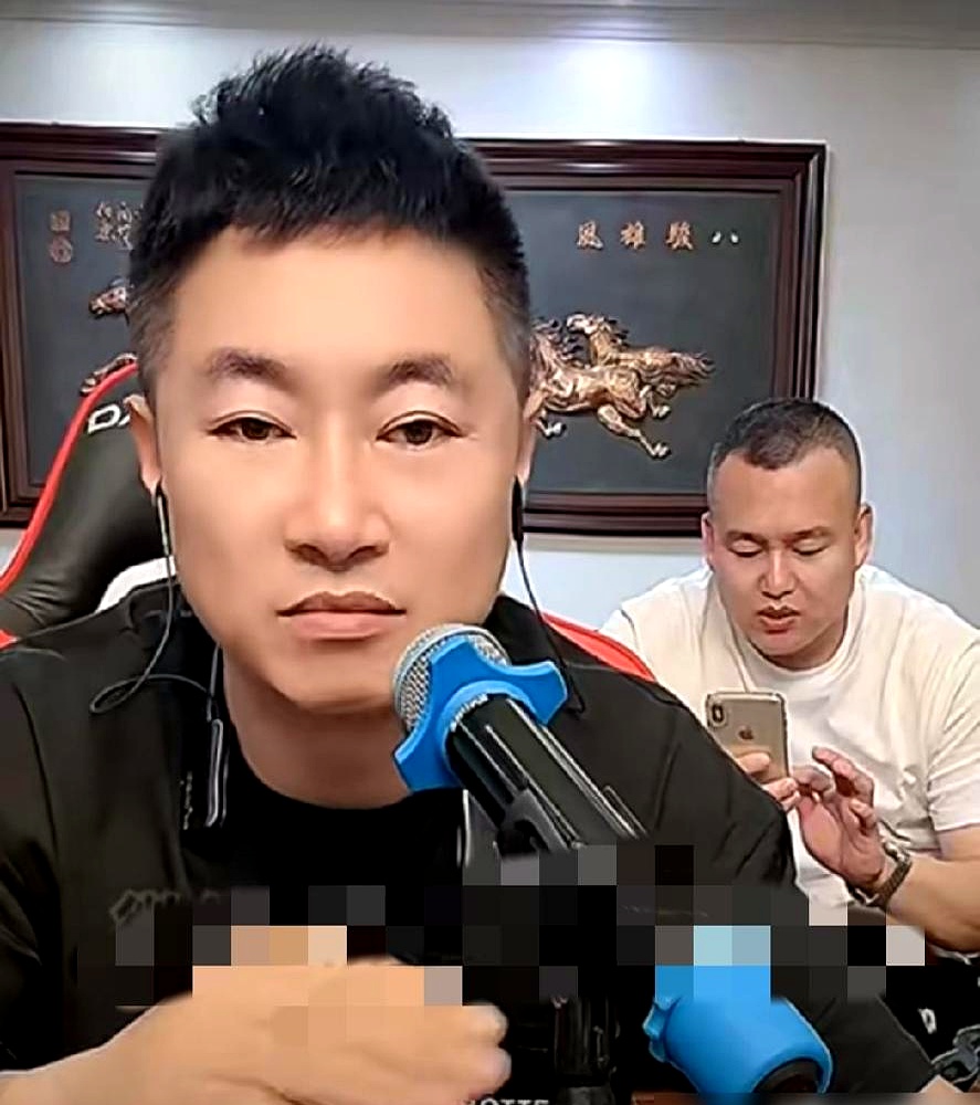 老葛当年托人情求吴迪露个脸被一口回绝，转头吴迪却跑去辛巴演唱会站台，九天在直播间直接把这层窗户纸给捅破了
 

不少人骂吴迪红了就飘、不念旧情，真以为人家是在耍大牌？现在的吴迪早就懒得混那些推杯换盏的网红酒局，直播间卖啤酒一场流水抵得上普通人拼十年，人家不是飘，是彻底换了赛道往资本堆里扎
 

哪有