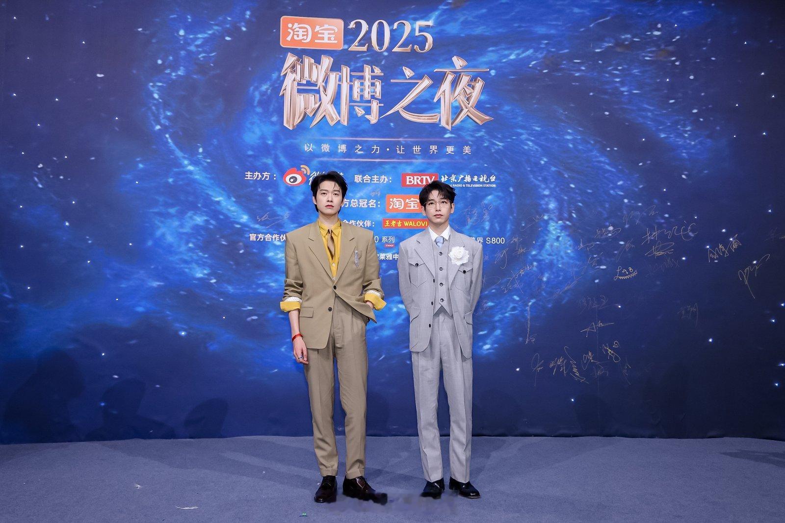 一场活动，魏大勋一句话把在场清华学子整破防了。他开玩笑说，你们以后毕业了，搞不好都是我未来的老板。就这句，现场直接笑成一片。

说句实在话，魏大勋这张嘴是真敢说。明明自己是个演员，偏要跟清华高材生玩&