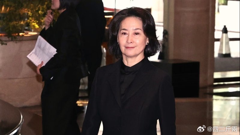 何超琼，用一生写就的“身不由己” ​