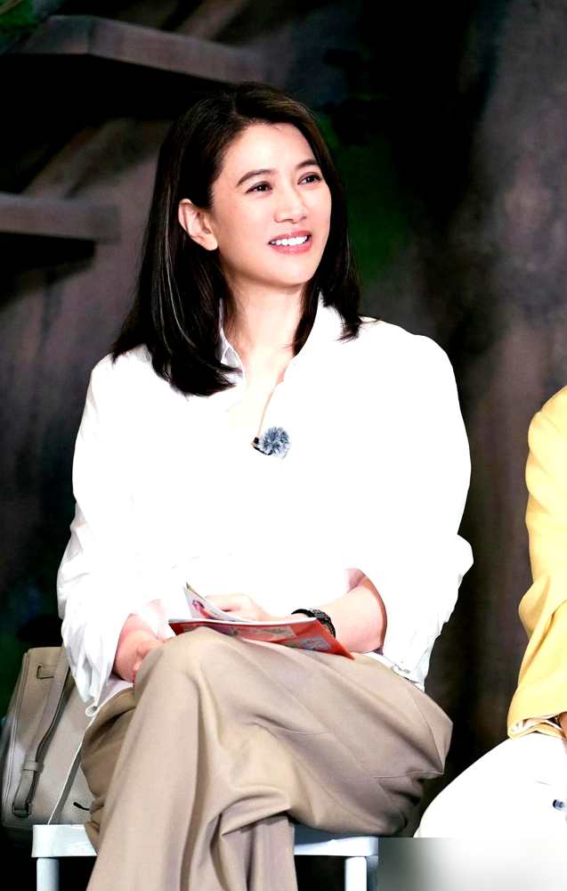 王濛见袁咏仪第一面，话都没寒暄，直接来了句：我很喜欢你老公，张智霖。说完不过瘾，还掰着指头数人家演过的戏，补一句我追了好多年。把袁咏仪整不会了，只能笑。网友封她社交悍匪，真没冤枉，早年间她追黎明也是这个架势，当面输出，毫不内耗。你看，人一旦在自己的领域站住了，喜欢谁都能变成段子，尴尬都是别人的。