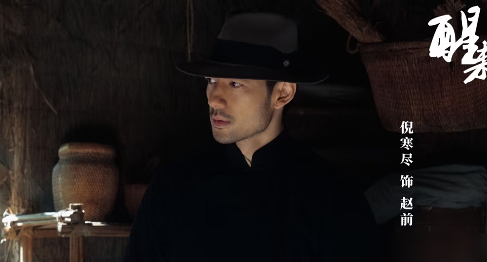 冯绍峰为演配角暴瘦20斤，全剧组都看愣了。
为了贴合伪装成盲人老兵的卧底角色，他不光控食瘦了十几斤，专门跑社区盲人互助中心蹲点学习。
跟着视障人士抠步幅、扶墙习惯、听声辨位，连说话节奏都磨到精准。蓄胡茬，戴磨花镜片的旧墨镜，完全丢掉了明星架子。
演出来毫无往日偶像痕迹，一个收手指的小动作，都把