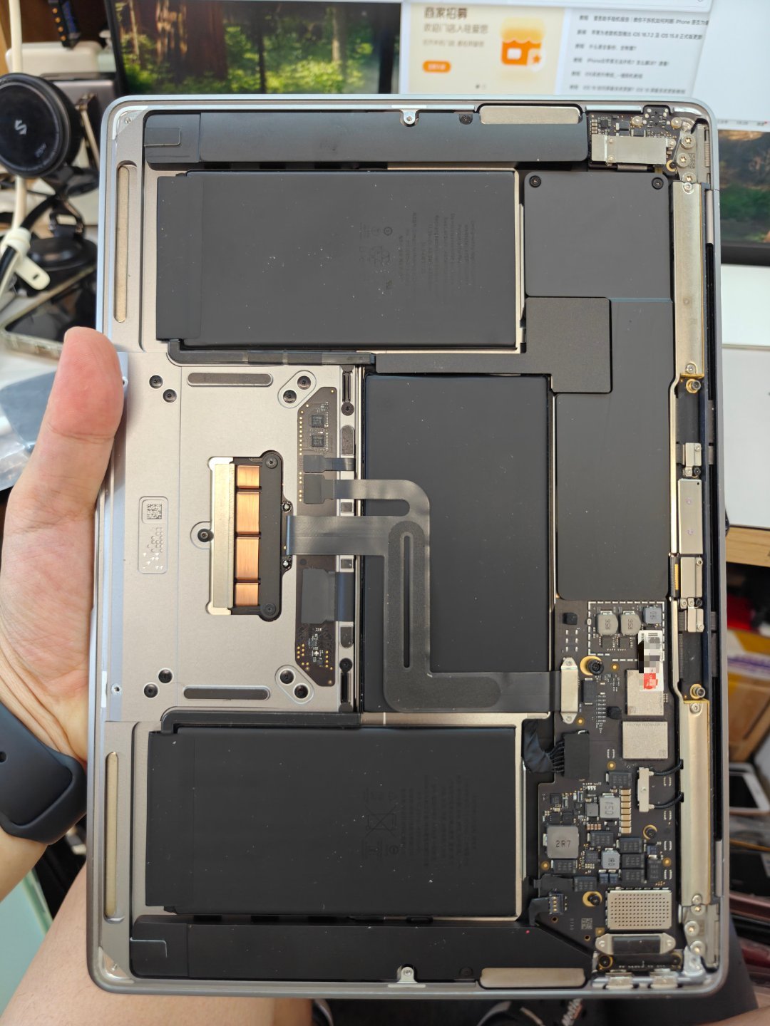 因为 Mac 是可以 定制的
而且查扩容不像iPhone，iPad 那么简单
买二手 Mac 最好 拆开看下
还有就是，最好重装一遍系统，再跑一遍诊断
排除监管锁和屏幕更换 ​