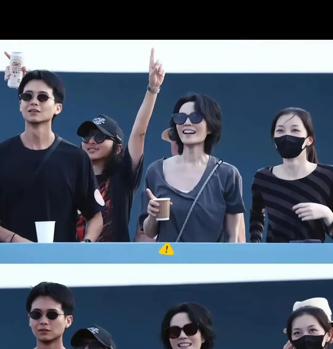 陈粒当场竖起中指，欧阳娜娜冷着脸把人一把推开，连平时见惯了大场面的王菲，都得赶紧伸手把吓得直缩肩膀的宋妍霏硬拽到自己身后护着

这可不是什么乌烟瘴气的夜店卡座，而是前阵子窦靖童在音乐节演出时的台下真实一幕

那个惹得一众女星纷纷躲闪的男人叫Ryan，是跟在王菲身边十来年的御用摄影师好友。本来大伙儿都