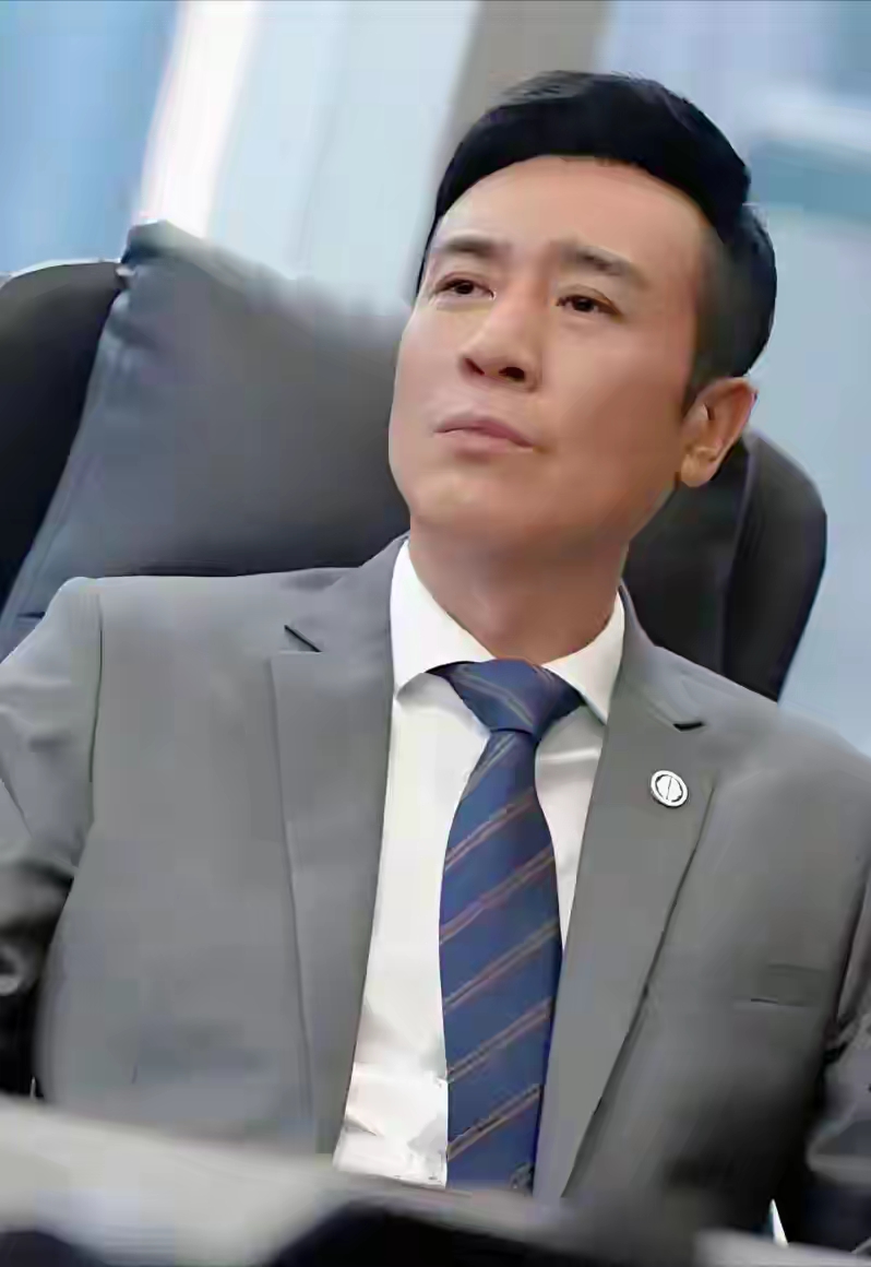 3岁丧父，8个哥姐卖嫁妆，凑学费。于和伟拿影帝后给每人一套房

老话说得好：&34;滴水之恩，当涌泉相报。&34;可于和伟报的这份恩，是一口奶水、一辆自行车、一摞皱巴巴的零钱堆出来的——重得像山。

谁能想到，2026年拿下白玉兰&