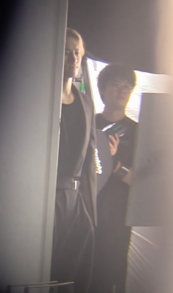 王嘉尔穿个性西装拍广告，大秀优越胸肌#王嘉尔