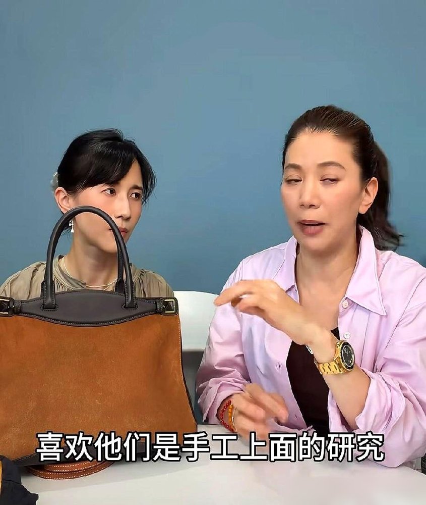 袁咏仪拎出个11万的爱马仕，麂皮的，刚买一周。她对着镜头科普马鞭缝法，说这手工多金贵。底下评论区直接炸了，有人算账：这包顶我两年工资。
可镜头一转，她在家跟19岁儿子冷战。就因为儿子说了句没礼貌的话，她硬是不理人，让张智霖在中间当和事佬。另一档访谈里，她聊起第一次见巩俐，说“完全被美貌惊呆”，语气