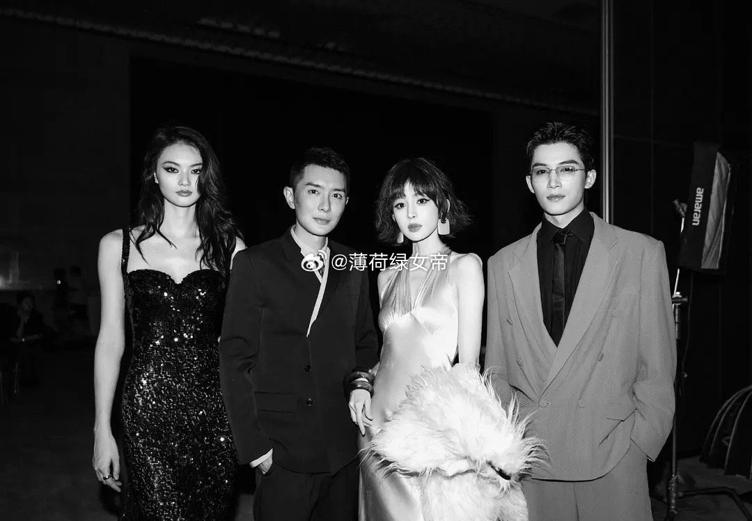 #娜扎关晓彤挑眉打招呼#
怪不得娜扎被称为神仙颜值，看到这个同框就明白了 ​