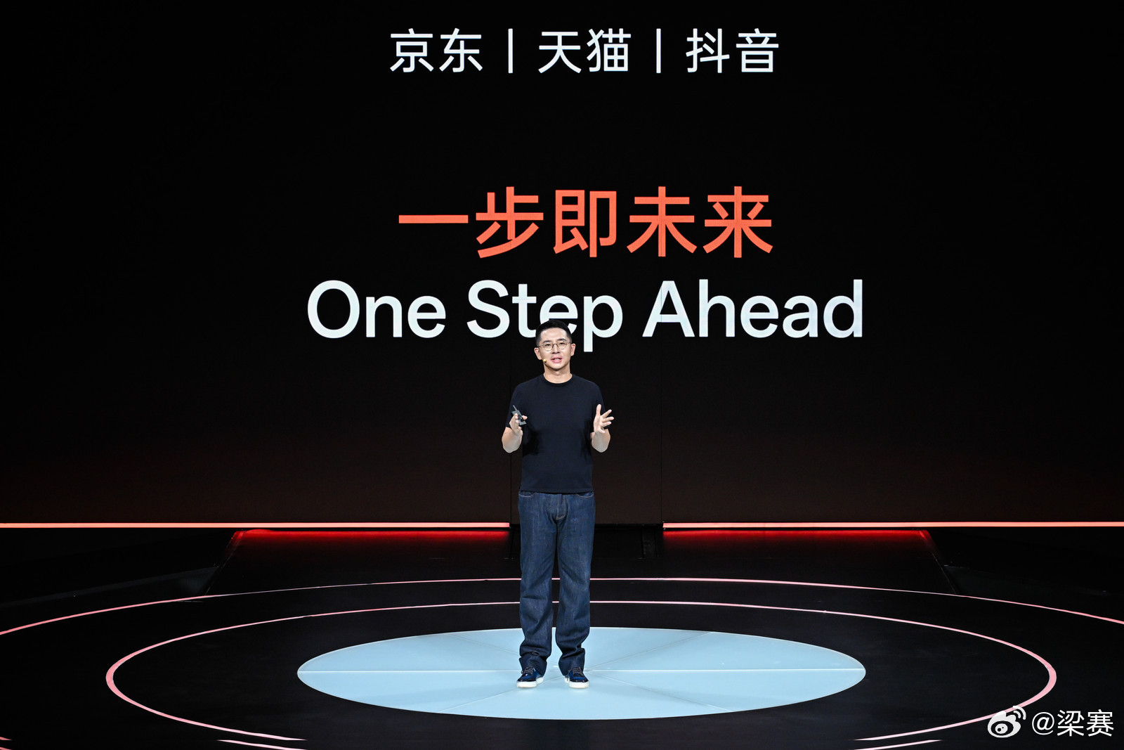 #阶跃百亿Token你想拿来做什么#
说实话，百亿Token放在端侧 AI场景使用，还是非常有诚意的。
STEPX Neo先行版里的智能体Amoo，能直接调用系统功能（设闹钟、记备忘、写日历），也能连携程、滴滴、美团、支付宝、WorkBuddy、微信读书、剪映这些服务。
你跟它说“帮我把明天开会的资料理一下”，它自己看 ​