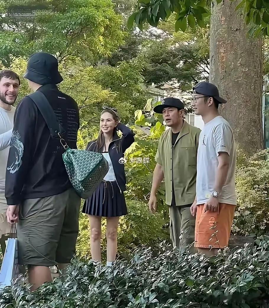 讲真，周杰伦这身装扮在我们村都娶不到老婆[灵光一闪]