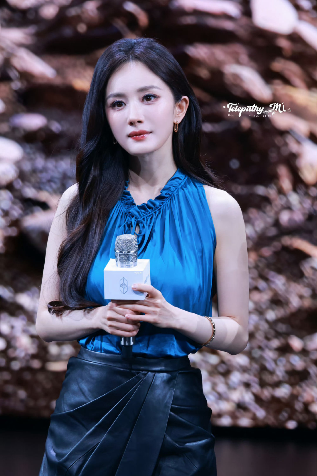 #余承东发布会感谢杨幂#姐姐一直都在用鸿蒙和华为的各种产品，不仅自己用团队用还推荐给身边的朋友，代言啥用啥，敬业加上超高国名度，不怪余总会感谢。 ​