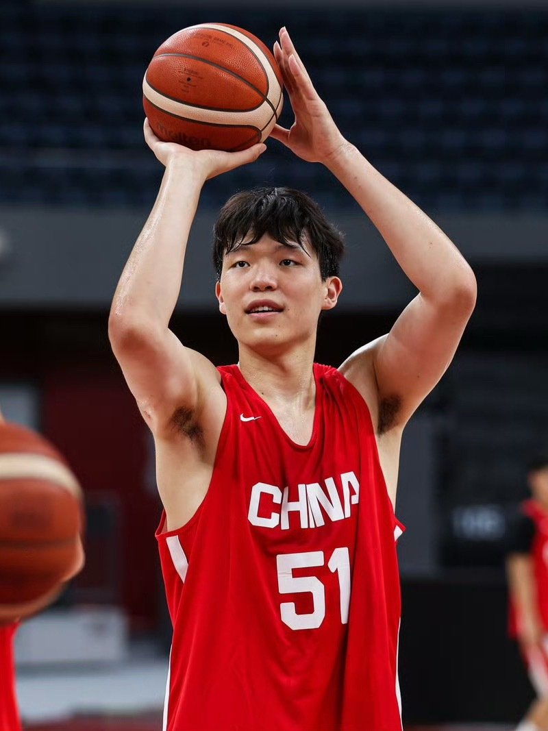 杨瀚森回归！中国男篮今日首发：廖三宁、王俊杰、贺希宁、朱俊龙、杨瀚森。...