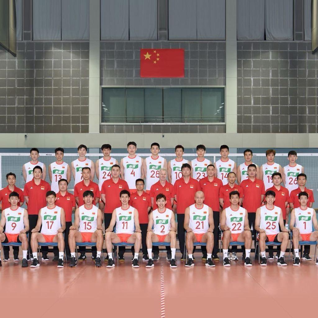 薛智鸿如果在今年世联赛上没有受伤，那么今年的亚锦赛应有他一席之位。

中国男排出征亚锦赛带了四个主攻，张景胤、王滨、俞元泰、李磊，这四人中有三个都是大主，只有俞元泰一个人是小主。因为张景胤刚伤愈要保护性使用不可能主打，只能是俞元泰和王滨来主打。俞元泰手肘有伤，不知道恢复得怎么样，如果俞元泰手肘不舒服