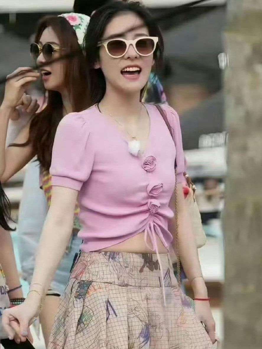 感觉张碧晨这种有点小肚子的才是正常健康身材 ​