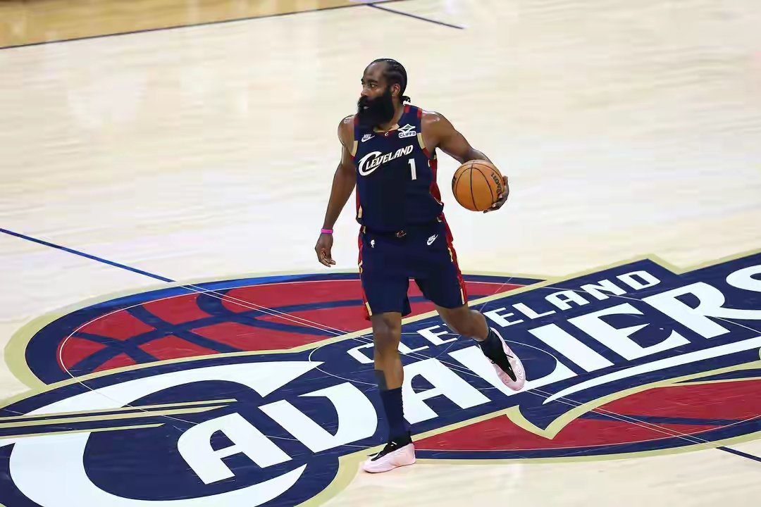 NBA 哈登正与骑士洽谈续约，为冲击总冠军主动做出让步，降低使用率、愿...
