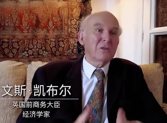 为什么美国现在死咬中国不放？美国经济学家说过一句大实话：中国不是敌人，而是中国走出的发展路子，让美国实在难以接受。中美较量打到今天，美国嘴上喊“竞争”，手里却总离不开关税、芯片限制、投资审查和实体清单。按理说，招数用了多年，效果不理想就该换打法，可华盛顿偏偏跟中国较上了劲。
 
说白了，贸易逆差、知