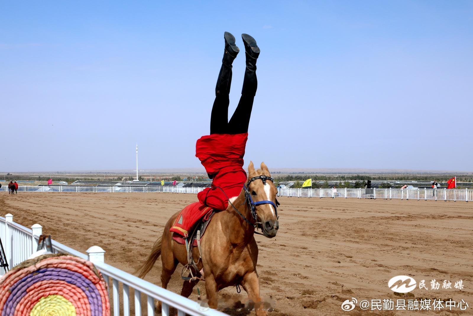 甘肃国庆假期奔赴沙海【金秋文旅体验季】武威民勤：策马瀚海燃动假期！10 月 3 日，国庆假期，苏武沙漠景区热闹非凡，大漠马术展演人气爆棚✨文旅中国行同城热点创作计划 辽阔大漠化作天然舞台，骑手策马扬鞭、彩旗猎猎，马术特技轮番上演，现场掌声阵阵。八方游客奔赴沙海，沉浸式感受骏马与瀚海碰撞的豪迈风采！
