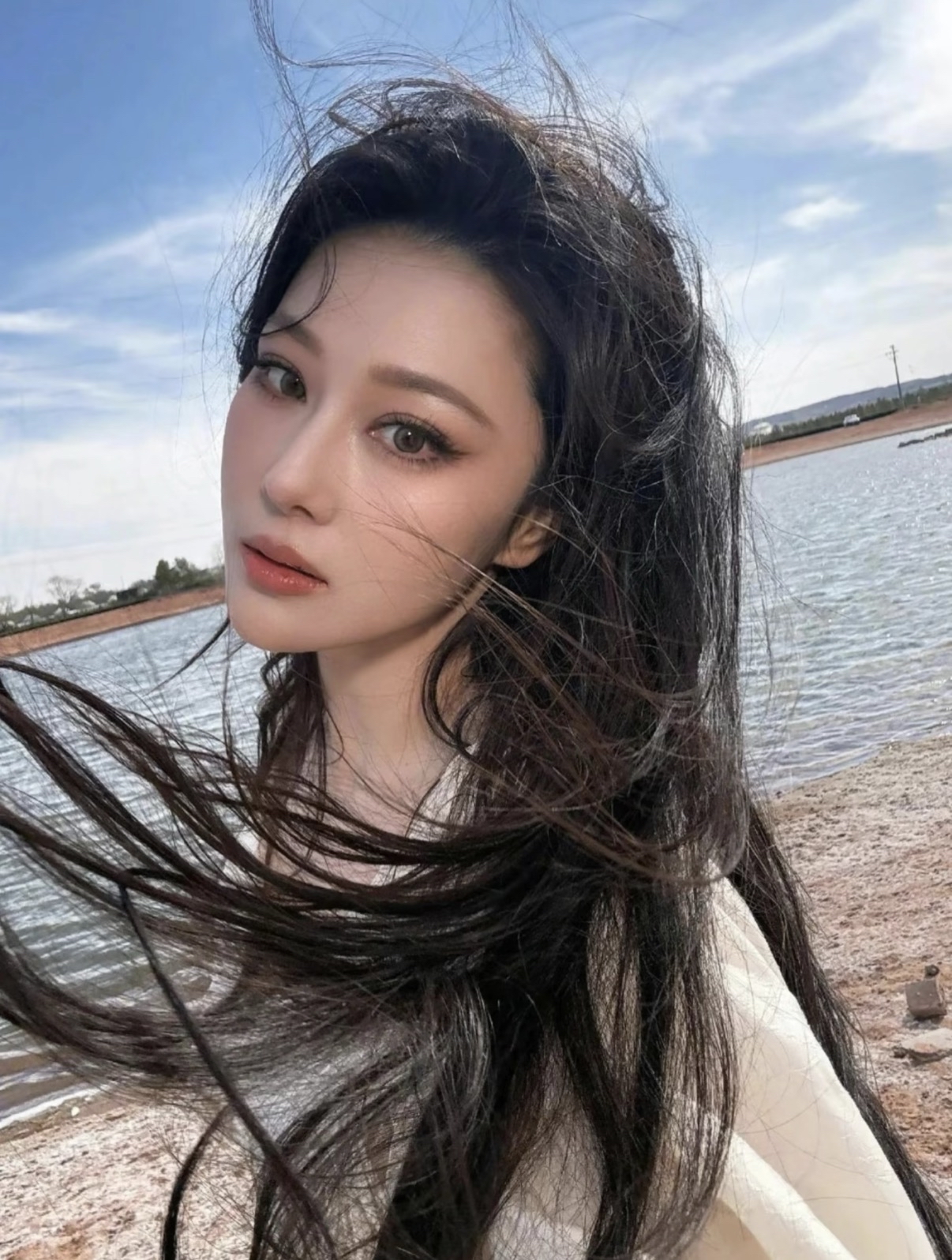美貌在线、老公支持，张馨予放慢事业，不是躺平是清醒

不少网友觉得难以理解，张馨予颜值气质出众，还有何捷在身边支持，明明手握好牌，为何不再拼命冲刺事业。

其实她并非放弃拍戏，只是不再被流量裹挟，主动放缓节奏。婚后她推掉大量剧本，拒绝擦边、争议角色，坚持宁缺毋滥，遇不到心仪的角色，就安心回归家庭生活