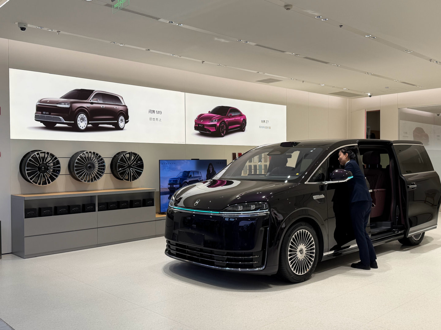 #鸿蒙智行#现在华为线下门店已经看不到问界车身影了，海报还有问界，车都剩下另外三个界了，尊界会有单独展厅，问界彻底“下架”。

后续估计不会硬切割，感觉渠道和营销宣传华为依旧能有关联助力，车辆生产制造和元器件采购赛力斯的自主性也会提升不少。 ​