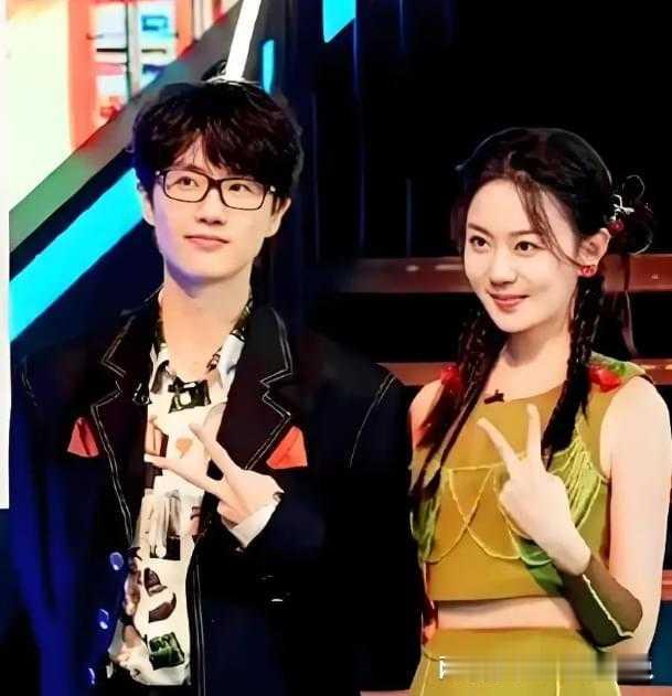 许嵩冯禧官宣结婚 冯禧早年感情传闻引网友热
大家刷到这个事情了吗？许嵩和冯禧刚官宣结婚没两天，网上突然冒出不少关于冯禧早年恋爱经历的讨论，相关话题热度涨得很快。
许嵩和冯禧9月19号同步卡点发文官宣结婚，俩人2022年在节目里相识，冯禧当时就说自己是听许嵩的歌长大的老歌迷，现场见到偶像还忍不住落泪。