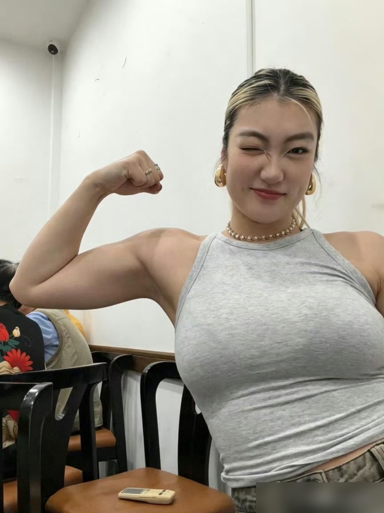 国内拿MVP，出了国被对面防得球都下不了。杨舒予这一课，太贵了。
在WCBA总决赛，她场均15分4板4助，顺手把MVP揣兜里。去澳洲打NBL1，三分命中率43.9%，看着像要起飞。
可一到世锦赛级别的高压局，全队三分13中0，她对抗后动作变形，脚步发沉，伤病一上来直接残血。国内联赛节奏慢、对抗软