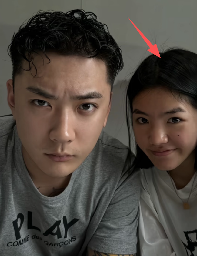 晋妈直播一番话，

听得人心里发堵

最扎心的是忽略了优优本身

不少人还记得当年变形计里的李勒优，当年这个云南大山里的小姑娘，和崔晋一家结缘，这么多年晋妈一直资助她读书，这段跨越血缘的亲情，曾经被全网夸是节目里难得的温暖结局

晋妈在直播里说，自己能成为伟大的妈妈，不用大家感谢李勒优，要感谢的是崔