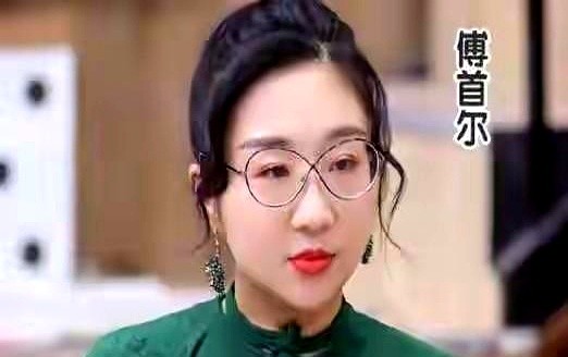 从148斤瘦到108斤，很多人第一反应是脸肯定垮了。

但傅首尔两年甩掉40斤，面部状态居然没崩。不少人直呼认不出，她直接把底牌亮了出来：坚决不图快。饮食上死磕优质碳水、优质脂肪和蛋白均衡，同时靠力量训练把肉收紧，再配合面部护理。

很多人节食一个月掉十斤，整个人垮掉又反弹。像她这样拉长到两年慢慢磨