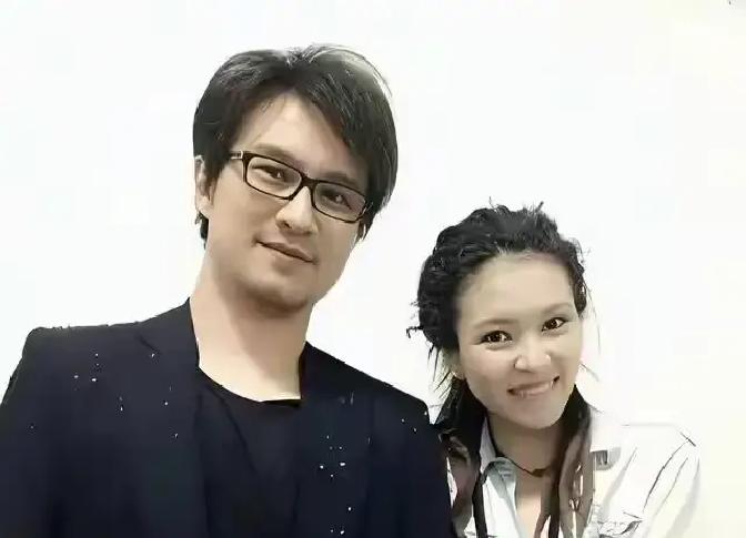 毕夏爆哭，汪峰却口碑大增了！

连章子怡都没想到，七夕当天前夫汪峰是这样上的热搜。不关恋情的事，也不关孩子的事，而是关于毕夏接受的一个采访。

很多人对毕夏的印象，还停留在多年前《中国好声音》的舞台上。当年的她，一头利落短发，嗓音沙哑又极具爆发力，凭着独特的唱腔成功出圈，顺利加入汪峰战队。

同队的