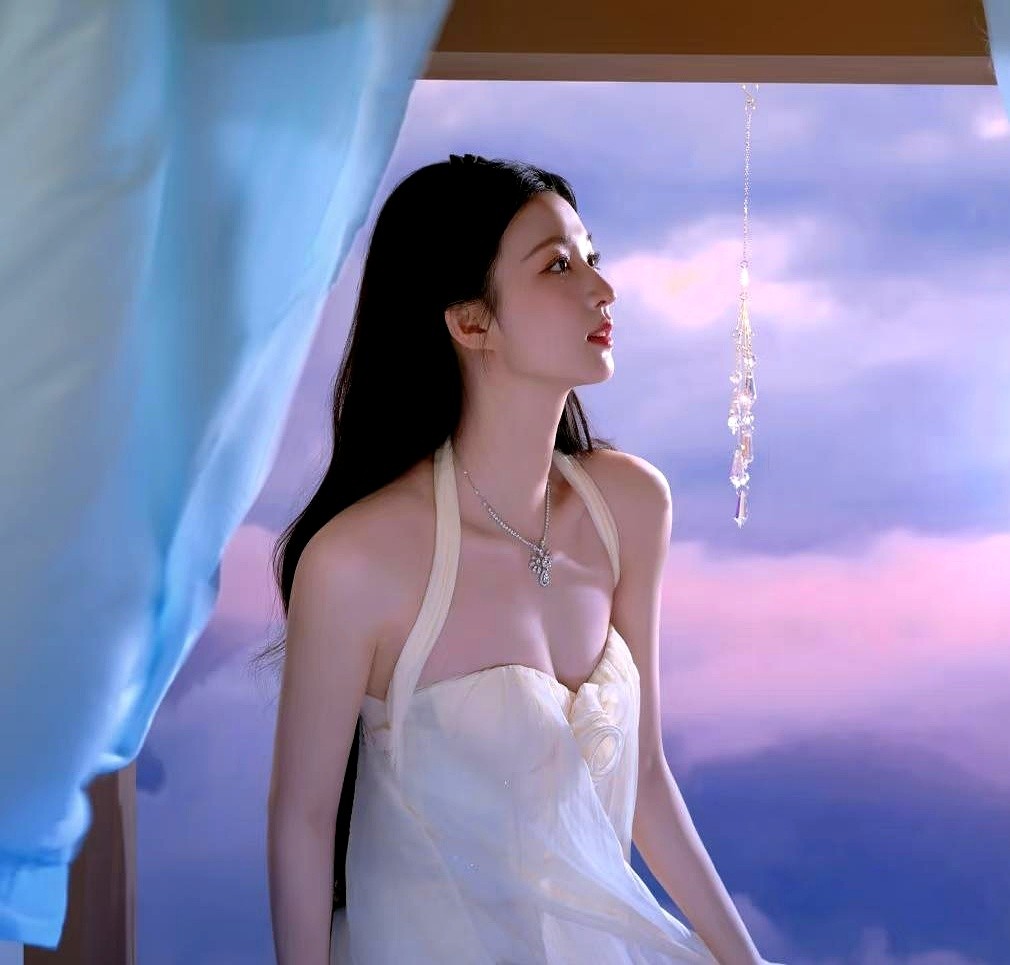 镜头前，一件浅杏色的挂脖薄纱裙，没加多余的点缀。

99年出生的王楚然站在那，透视薄纱贴着肩颈线条。她没摆太用力的姿势，整个人透着股松弛。

这种做“减法”的造型，反而把视线都拉到了她本人的气质上。

从上戏毕业进圈，当年《将军在上》里的柳惜音，让不少人记住了那张脸。后来接连拍了《玉骨遥》和《我的人