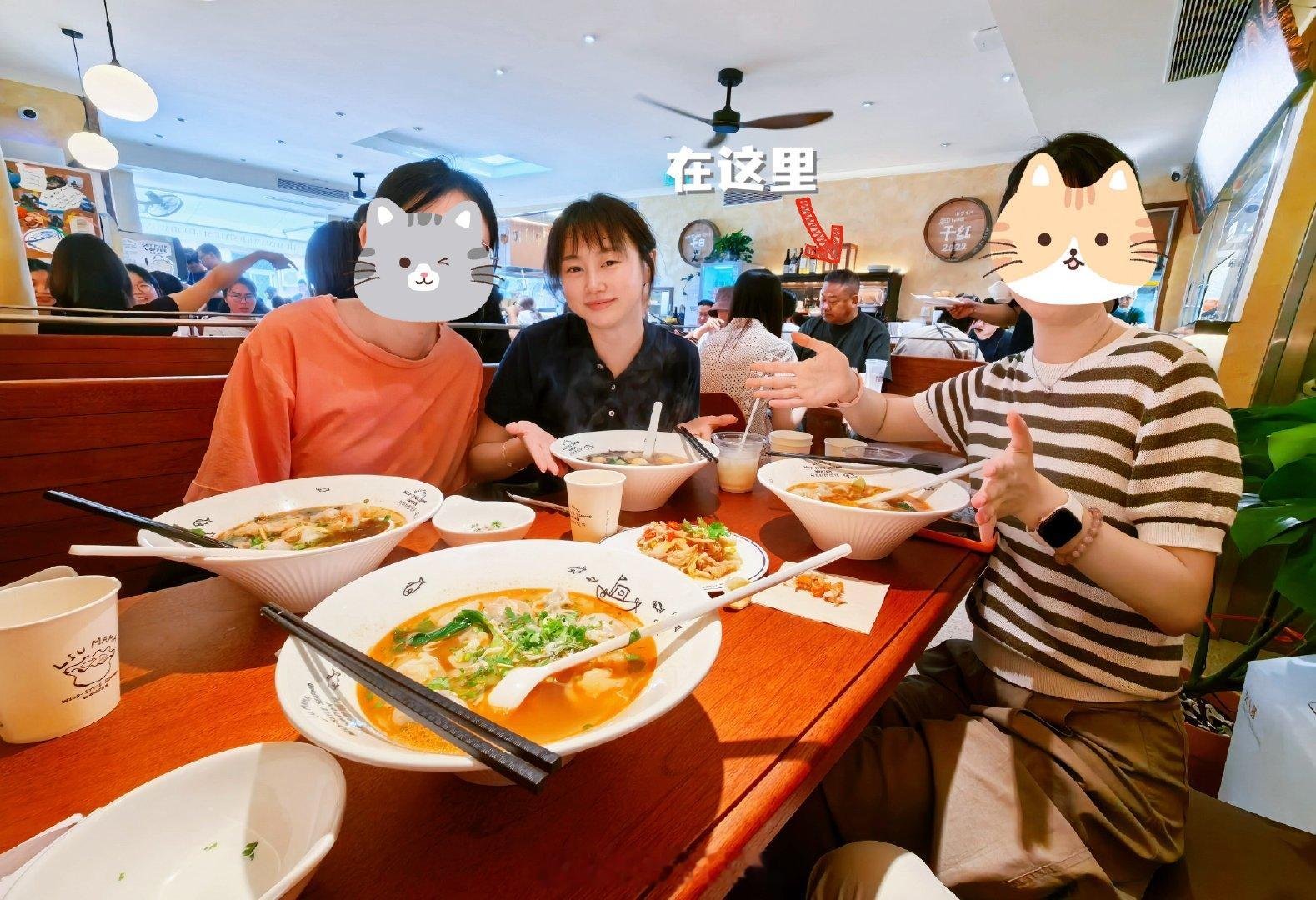 中午去打卡新开的刘妈妈宇宙餐厅，居然遇到了陈晓卿（？，同事用ai眼镜不着痕迹地拍摄合照一张🤳 ​