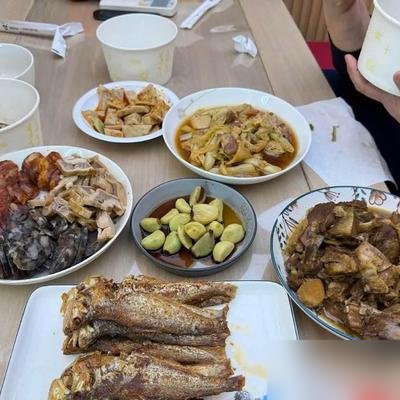 48岁黄晓明蹲在片场角落，捧着饭盒扒拉他妈送来的炸鱼，吃得满嘴油光。这不是什么综艺剧本，就是被探班的场务偷拍下来的。
刚考上上戏博士，转头又官宣了金鸡国际传播使者，身价摆在那儿。可镜头里的他，穿着戏服，蹲在马路牙子上，筷子夹着那条炸得焦黄的鱼，一点明星架子没有。
他妈拎着保温桶来的，就站在旁边看