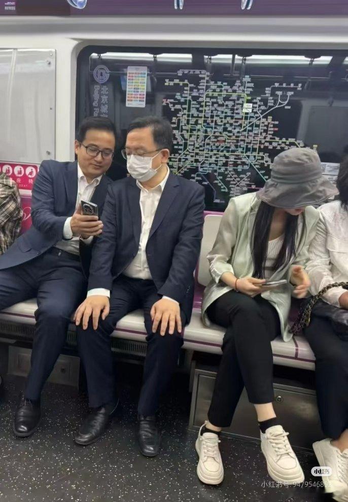 这两个都是我喜欢的类型，我思考了一下最喜欢谁，张一鸣是我白天男友，王传福是我晚上的男友，感觉小身材坐上去应该很舒服[偷笑] ​