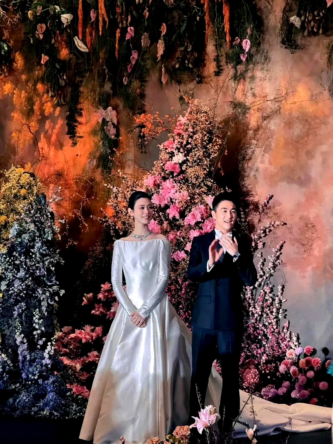 奚梦瑶和何猷君把婚礼办在法国，答谢宴摆在澳门，直接把名利场的门槛摊开给人看
 

法国那场真正的结婚仪式，放眼望去全是豪门名流，内娱只有王嘉尔、陈学冬几个真正交好的露面。转头到了澳门办答谢宴，黄晓明、陈乔恩、金莎、古巨基一窝蜂全去了，半个娱乐圈扎堆赶场，镜头前热闹非凡
 

顶级圈子办喜事向来分内外