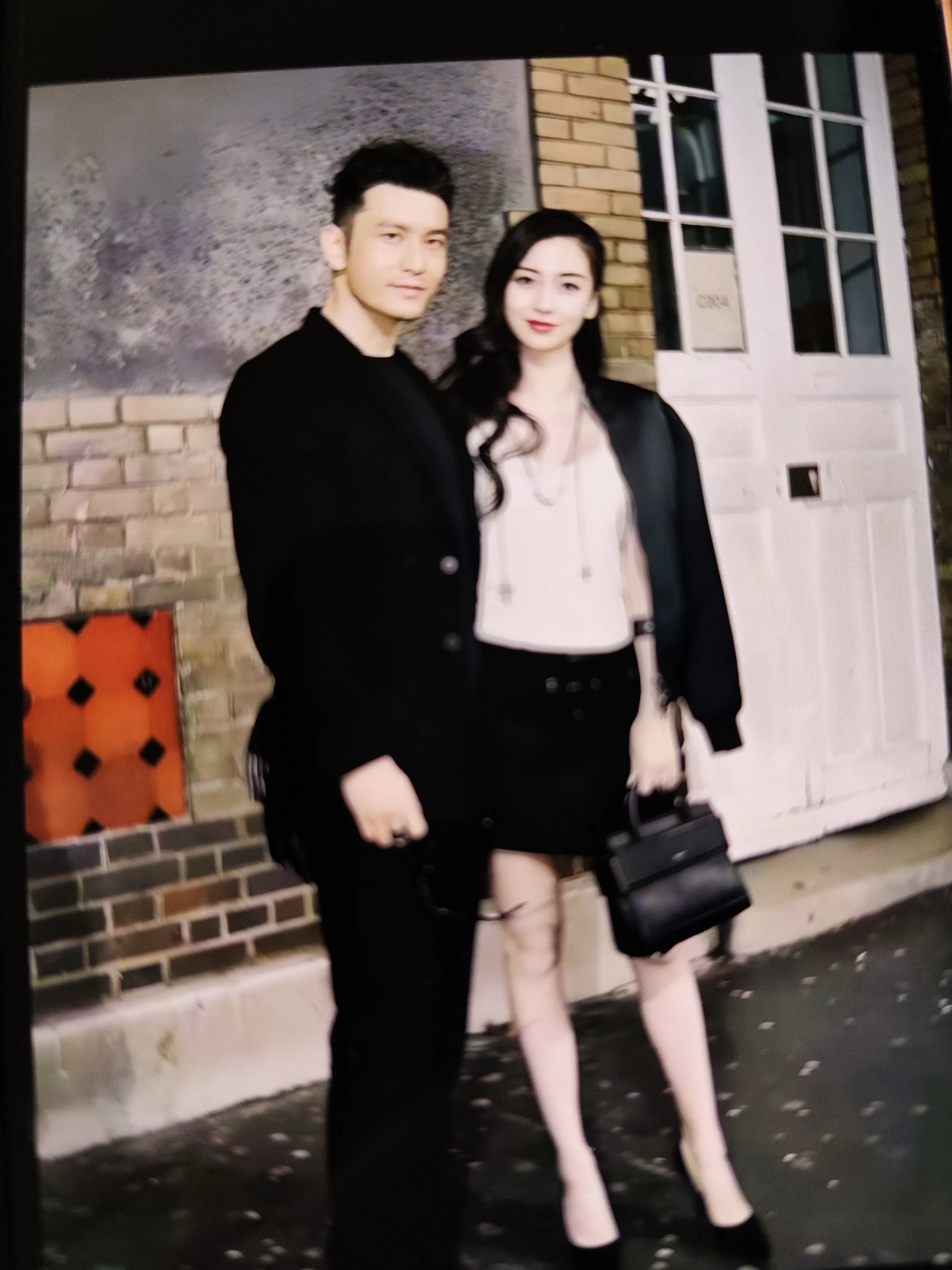 我问男同事：“杨颖长得那么漂亮，黄晓明为啥还跟她离婚了呀？”男同事冷笑一声，不紧不慢地说：“一个男的连豪宅、儿子抚养权都不要，铁了心要离婚，你想想是为啥？”
 
外人总习惯用物质得失去倒推一段婚姻破碎的真相，可婚姻解体从来不是单一因素就能下定论。明星夫妻的离婚公告，只会给到大众一个简短结果，感情里面