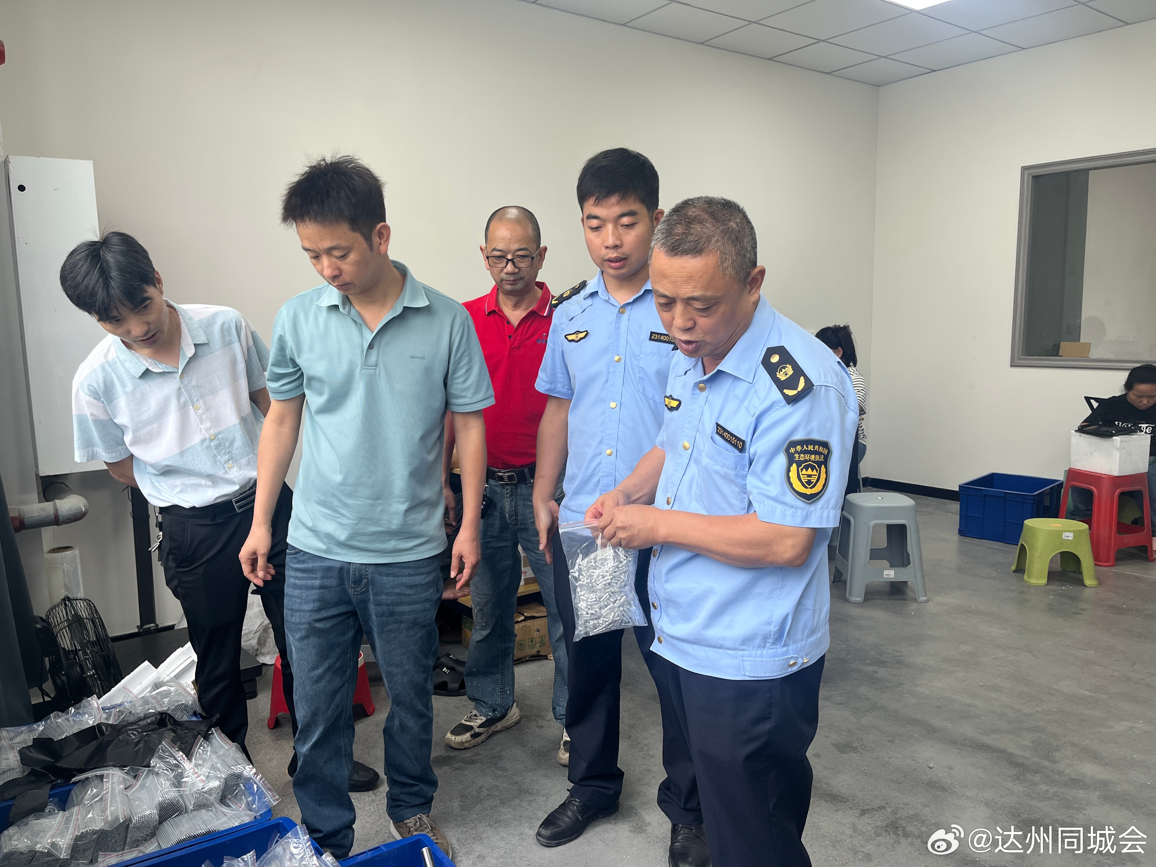 #达州资讯[超话]# 【开江生态环境局开展“送法入企”监督帮扶行动】8月20日，达州市开江生态环境局一行前往四川信连新能源科技有限公司开展了“送法入企”监督帮扶行动。本次帮扶行动，将普法宣传、技术指导与监管服务有机结合，切实为企业排忧解难。
帮扶中，工作人员通过现场查看、台账查阅、座谈交 ​