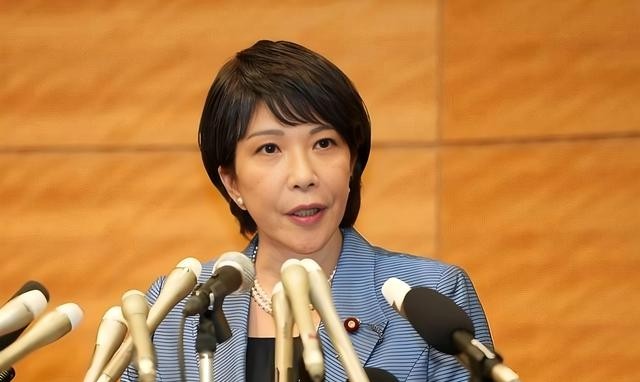 台湾有没有事不知道，日本是摊上事了，现在已经很明白了，中国就是要以高市事件为由头，开始和日本玩消耗战。三艘航母意味着中国随时有一艘可以作战，那肯定是时不时的就在日本东岸出现做模拟打击，而且不断移动，整个日本海自、空自都要长期处于极度紧张的状态。
近年来，随着中国海军远海训练能力不断提升，西太平洋方向