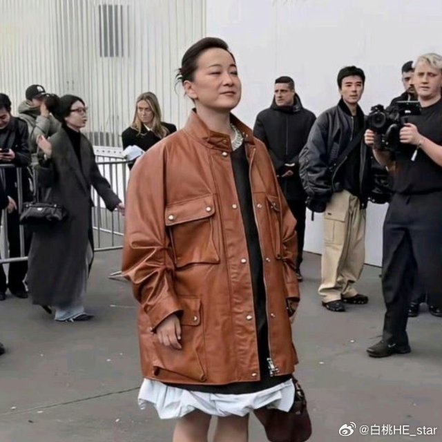 我的天，这居然还是贾玲！她亮相米兰时装周，整个人的气质和以往完全不一样，简直判若两人！ ​​​