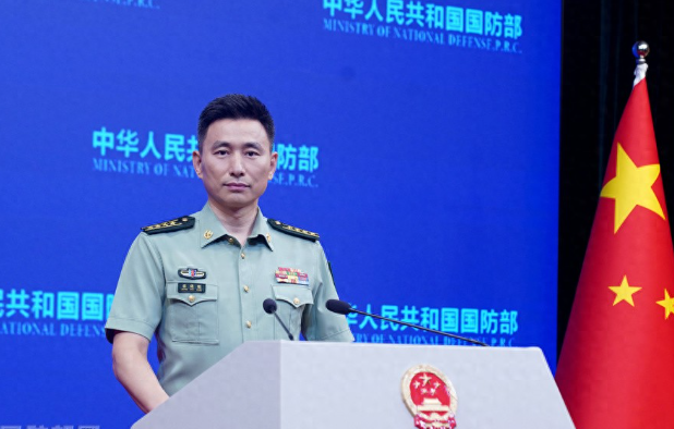 中国国防部放出重磅表态！

8 月 27 日下午国防部那场例行记者会，张晓刚大校那一番话，不是一句撑场面的硬话，是把军费增长、实战演训、对台军售和国家统一大势，完完整整串成了一套逻辑，明明白白拍在了台海局势最敏感的那根神经上。
我当天特意蹲了记者会的直播，最直观的感受就是，整场回应没有半句虚言，每一