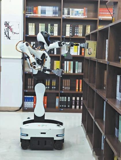 【图书整理员的活儿 机器人全包了！】
Robots take on real‑world library tasks at the scenario challenge of the 2026 World Humanoid Robot Games. Inside a high‑school library, the robots must collect, shelve and sort misplaced books within 30 minutes, putting their precision, visu ​