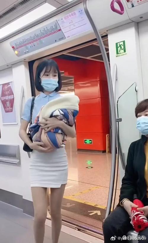 在地铁上遇到了一个超级有礼貌的小朋友，大概三四岁的样子。 
他妈妈抱着他，他手里拿着一个小饼干。 
看到旁边站着一个老奶奶，他就伸手要把饼干给奶奶吃。 
老奶奶笑着说“奶奶不吃，宝宝自己吃”。 
他就一直举着手，特别坚持。 
最后老奶奶假装咬了一口，他才开心地把饼干塞到自己嘴里。#暖心瞬间# ​