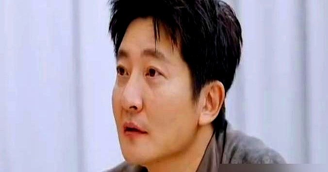节目里连名带姓喊“何炅”，弹幕瞬间炸了，全在骂郭京飞没分寸。

外行看热闹，其实这俩人私底下玩得极野。郭京飞自己爆料，他经常半夜不打招呼，直接去敲何炅家的门。有次带着陈靖可大半夜突袭，俩大老爷们当着何炅的面哭得稀里哗啦。何炅也不恼，就在旁边默默递纸，陪他们熬到后半夜。现在郭京飞甚至盘算着下次拉唐艺昕