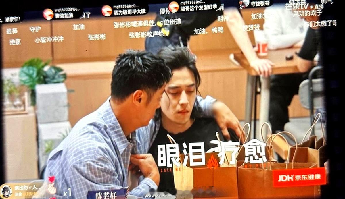 真没想到，一个综艺节目，让我看懂了什么叫“大哥带队”。

余文乐这组，简直是教科书级别的。艾热和王以太，两个顶尖说唱歌手，自己的活儿干完了，不歇着，反过来一个字一个字教队友怎么咬字、怎么找节奏。一点没藏着掖着。

陈若轩被外界骂得厉害，欢子状态起伏，眼看就要崩。余文乐没说教，就一句话：“问题出了，我