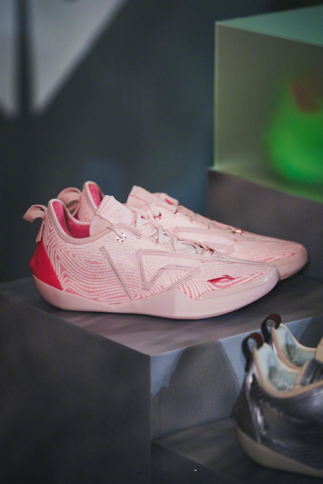 LI-NING JIMMY BUTLER V

巴特勒在杭州莫干山发布全新签名鞋JB5
融入足球元素，鞋面KPU纹理很炫
搭载双层超䨻中底+冲击型碳板+全掌GCU外底
会是系列中脚感最舒适的一代！

#巴特勒中国行##淬炼成锋##巴特勒5代# ​