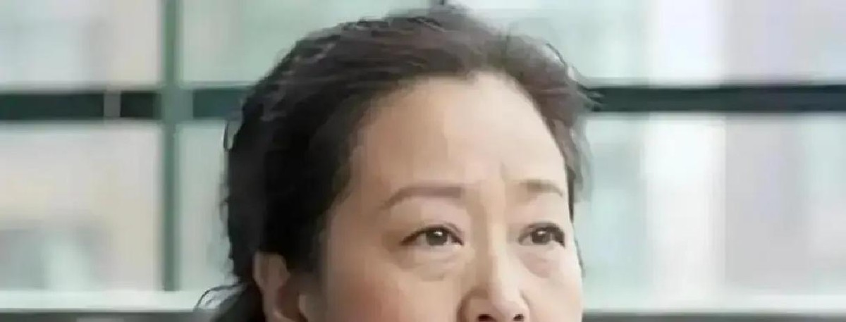 成都老小区里，67岁的罗秀春攥着手机，屏幕上又弹出一笔转账提醒

打款人是张国立，整整36年按月进账，雷打不动

这笔钱搁在成都早够全款买好几套大平层了，可她一分没动，全死死锁在卡里

她总念叨这是给儿子留的底气，可存折越来越厚，那个等钱花的人却不知去向了

这笔看似深情的抚养费，其实是一笔两代人都