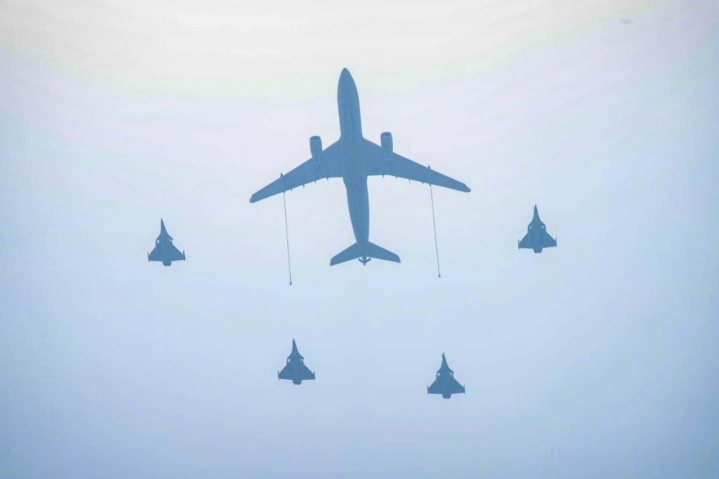 9月21日，法国和印尼空军举行了联合空中演习，双方参演机型高度一致。包括“阵风”战斗机、A400M运输机，以及法国A330 MRTT运输机，“阵风”在国际军贸市场上依然挺火。#烽火问鼎计划##热点现场# ​