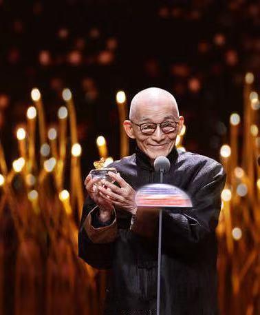 #演员游本昌北京病逝# 【#游本昌去世#】（编辑：嘻嘻）9月24日，中国国家话剧院一级演员游本昌因病在北京去世。他出生于1933年，在《济公》《繁花》等作品中塑造了深受喜爱的艺术形象。游本昌从事文艺事业70多年，早有入党心愿，但总觉得自己尚未达到党员条件。2024年初，游本昌郑重向党组织递交入党申 ​