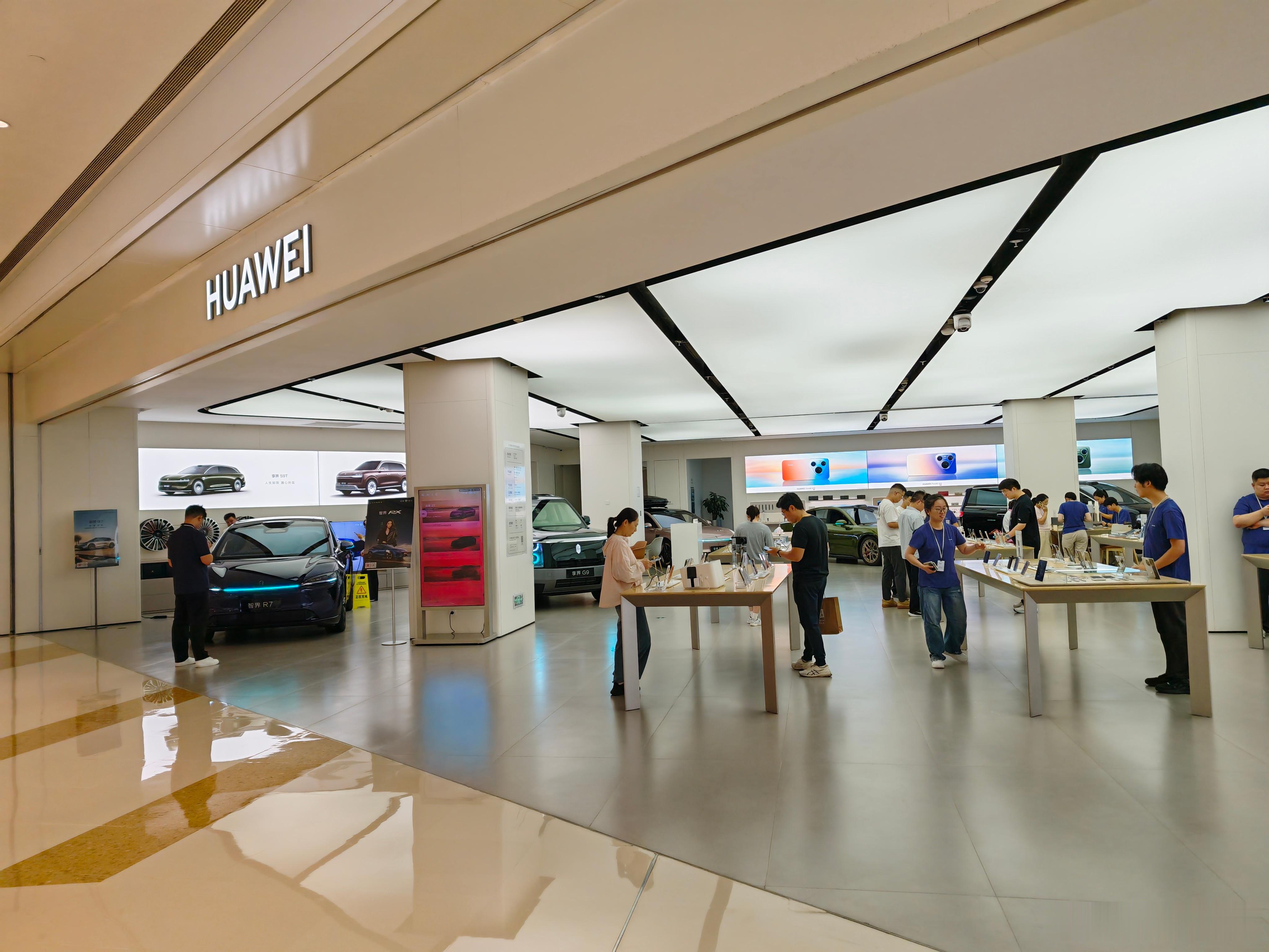 十天前逛华为万象城门店，店里还摆着一台全新问界M9。
 
今天过来体验#华为Mate90系列#新机，原先M9的展车位置已经换成了智界V9。
 
和熟悉的店员闲聊才了解到，合肥这边的华为商超门店基本已经把问界车型全部撤场。现在店内只保留智界、享界、尚界的展车。
 
我随口问：问界撤掉，门店销量不会受影响 ​